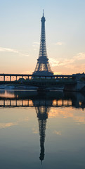 Obraz na płótnie Canvas Tour Eiffel et reflet dans la Seine