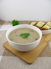 Steinpilzcremesuppe und Laugenbaguette mit Kräuterbutter