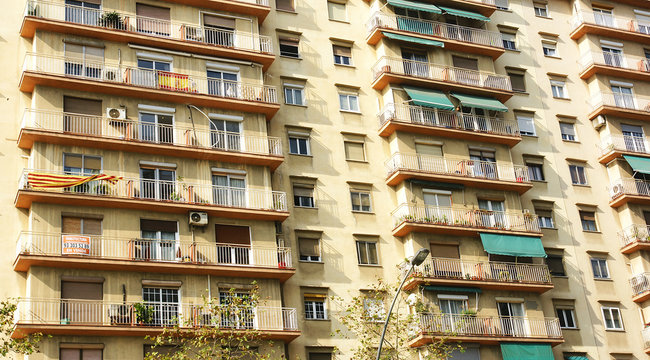Fachada de un bloque de pisos en Barcelona