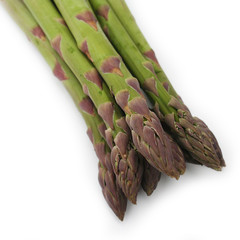 asparagi verdi su sfondo bianco