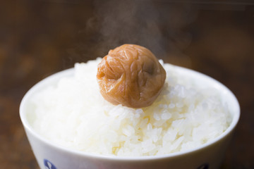 炊きたてのご飯と梅干
