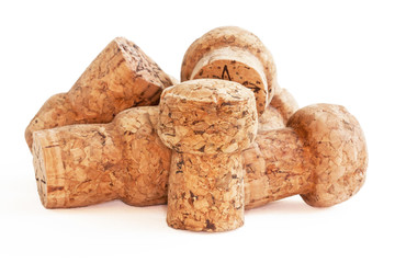 Bouchons de champagne en vrac sur fond blanc