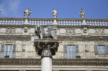 Löwe auf Säule auf Piazza Erbe, Verona