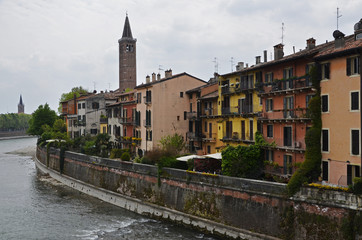 Fototapeta na wymiar Häuserzeile an der Etsch mitTurm von S.Anastasia, Verona