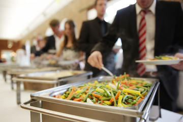 Gäste am büffet, buffet, büffett, bei einer hochzeit