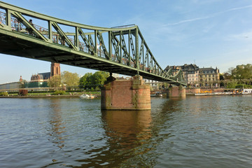 Fototapeta na wymiar Eisener Steg in Frankfurt