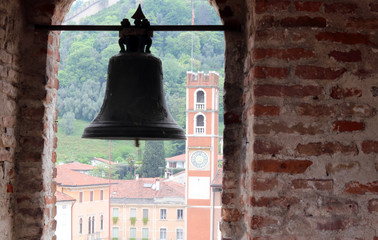 Obraz premium Bell of the Castle and the tower in piazza degli scacchi in Maro