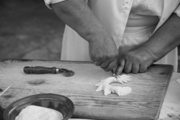 preparazione pane tipico sardo