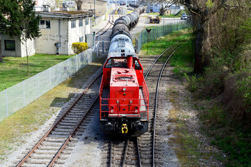 Diesellokomotive mit Kesselwaggons am Verschubbahnhof