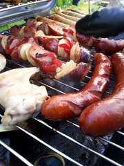Bratwürste auf dem Grill