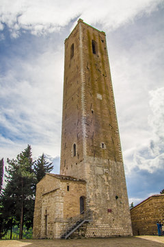 Antica torre a San Severino Marche, Italia