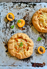 tart with apricots and walnut crumbs