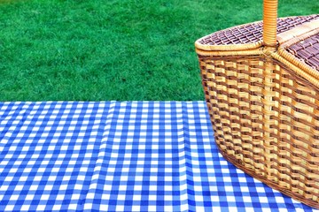 Picknickmand op tafel met blauw wit tafelkleed
