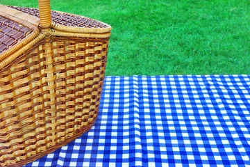 Papier Peint photo Lavable Pique-nique Picnic Basket On The Table With Blue White Tablecloth