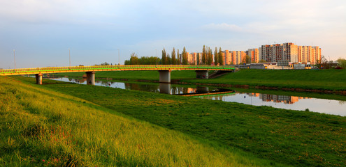 Panorama, rzeki, mostu i osiedla mieszkaniowego.