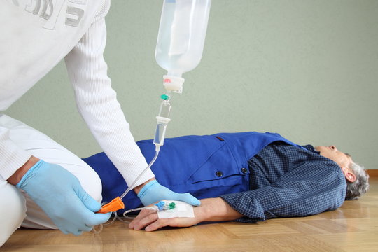 Rettungssanit&auml;ter beim Anlegen einer Infusion _ Unfall