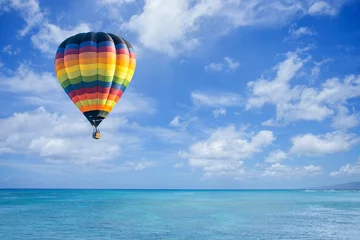 Foto op Aluminium Heteluchtballon over oceaan en wolken blauwe hemel © littlestocker