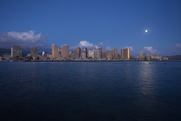 Obraz premium Honolulu skyline with seafront at sunset, Hawaii