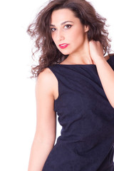 sexy südländische Frau im Kleid ohne Ärmel