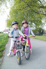 Fototapeta premium gemeinsam mit dem Fahrrad unterwegs
