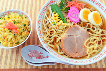 美味しそうなラーメンとチャーハン