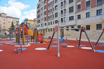 zona de recreo con columpios
