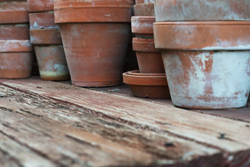 Naklejka premium Clay pots on rough wood