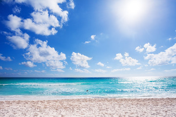 Fototapeta na wymiar Sunny beach with white sand Cancun, Mexico 