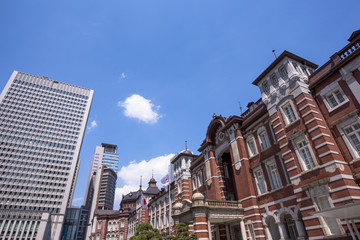 Fototapeta premium 東京駅と駅付近の近代ビル