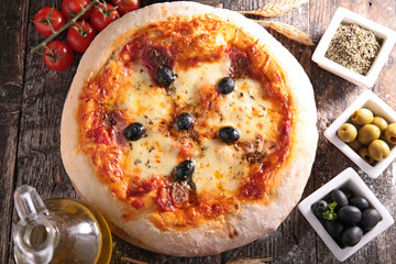pizza with tomato,olive and cheese