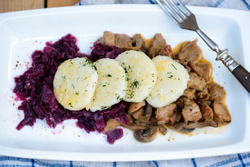 Sojagulasch mit gebratenem Kloß und Rotkohl, vegan