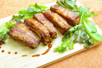 Oven-roasted ribs with barbeque sauce