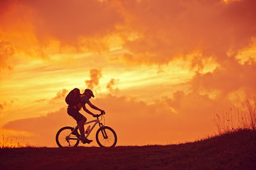 Obraz na płótnie Canvas Biker als Silhouette im Sonnenaufgang