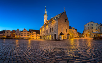 Fototapeta premium Tallinn Town Hall and Raekoja Square in the Morning, Tallinn, Es