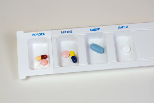 Tabletten - Medikamenteneinnahme - Einteilung - Tagesdosierer Photos |  Adobe Stock