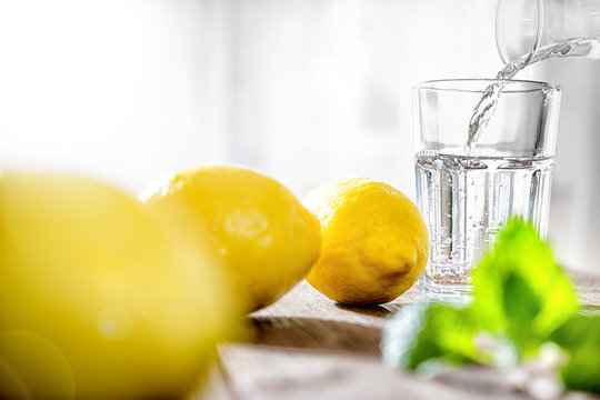 Zitronen mit Wasserglas