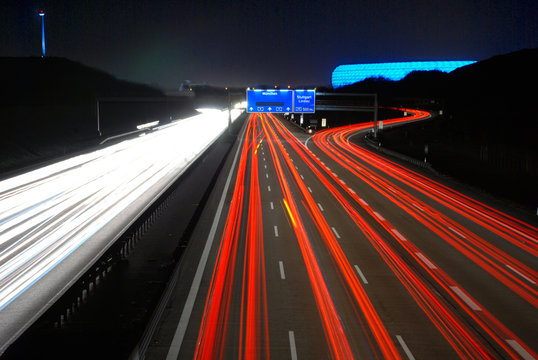 Autobahnkreuz bei Nacht mit Arena
