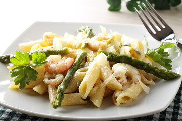 Pasta with prawns, asparagus and cream
