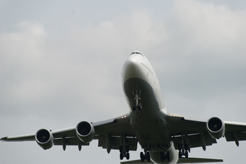 Naklejka premium Flugzeug bei der Landung