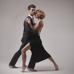 Well-dressed retro couple dancing tango - obrazy, fototapety, plakaty