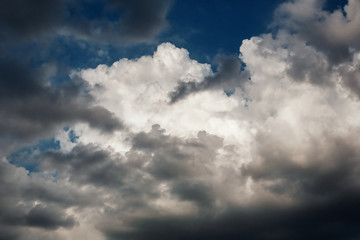 overcast grey sky with clouds 