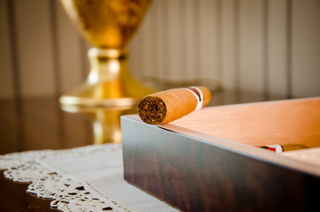 Zigarre auf einem Humidor