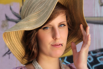 Junge Dame mit Sonnenhut