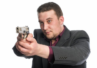 Mann im Anzug zielt mit Waffe