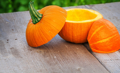 Ausgehöhlter Kürbis mit Deckel