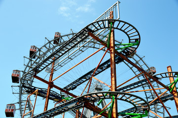 Achterbahn vor dem Wiener Riesenrad