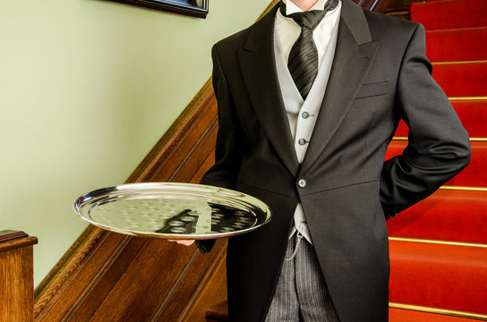 Butler mit leerem Tablett