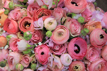 Obraz na płótnie Canvas Pink roses and ranunculus bridal bouquet