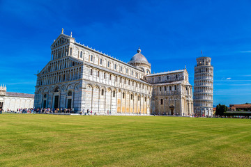 Fototapeta na wymiar Leaning tower and Pisa cathedral