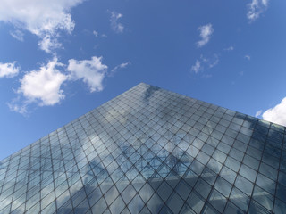 ガラスのピラミッドと青空と雲